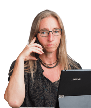 Diana snakker i mobil ved PCen